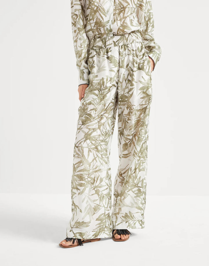 251MQ999P8915-C6001_RUNELLO_CUCINELLI_PRINTED_SILK_PANT_TROPICAL_ON_MODEL