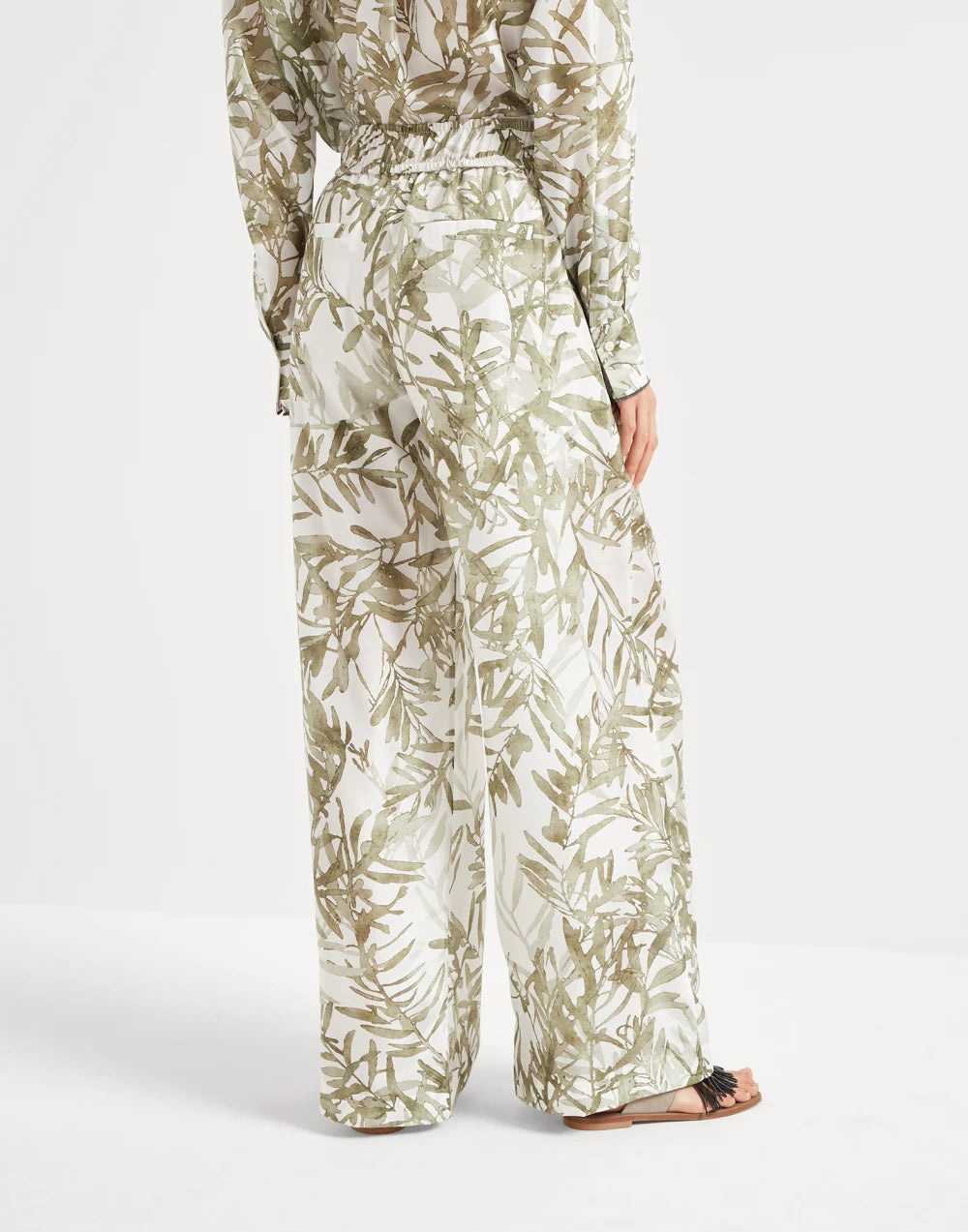 251MQ999P8915-C6001_RUNELLO_CUCINELLI_PRINTED_SILK_PANT_TROPICAL_ON_MODEL