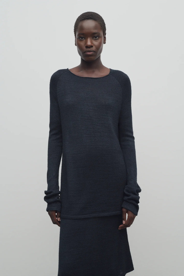 8804Y911DPE_THE_ROW_JIPIN_TOP_IN_BLACK_LAWRENCE_COVELL_ON_MODEL