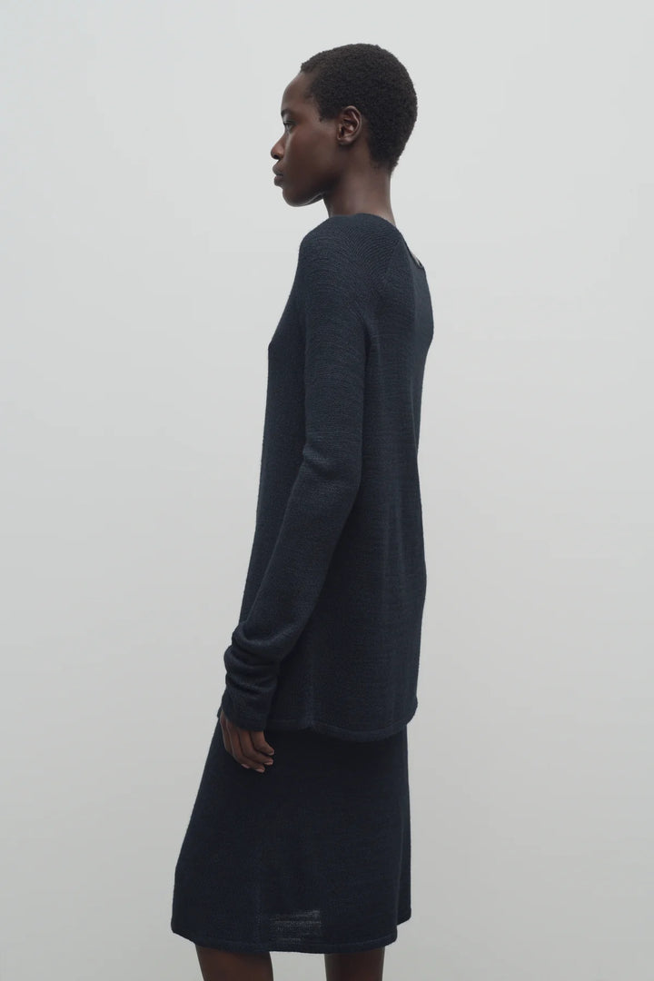 8804Y911DPE_THE_ROW_JIPIN_TOP_IN_BLACK_LAWRENCE_COVELL_ON_MODEL_1
