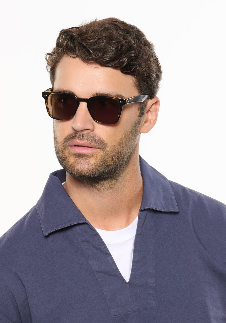 KREWE | VINDEL | ENGLISH OAK POLARIZED