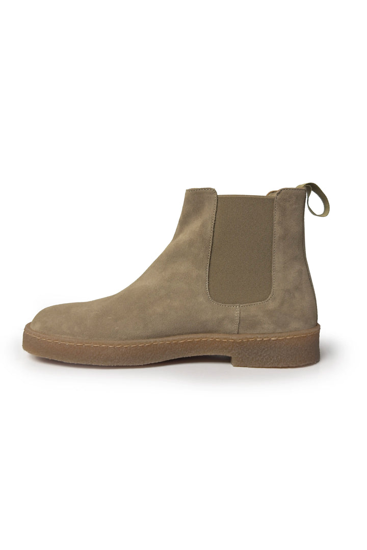 COMMON PROJECTS SUEDE CHELSEA BOOTS IN TAN