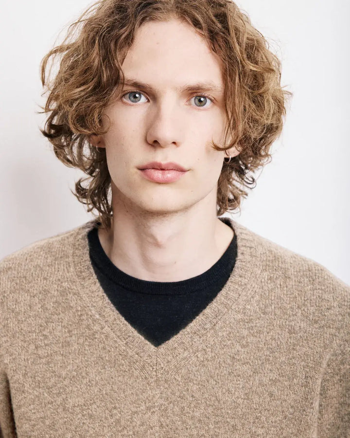 HARTFORD SEAMLESS V-NECK WOOL SWEATER