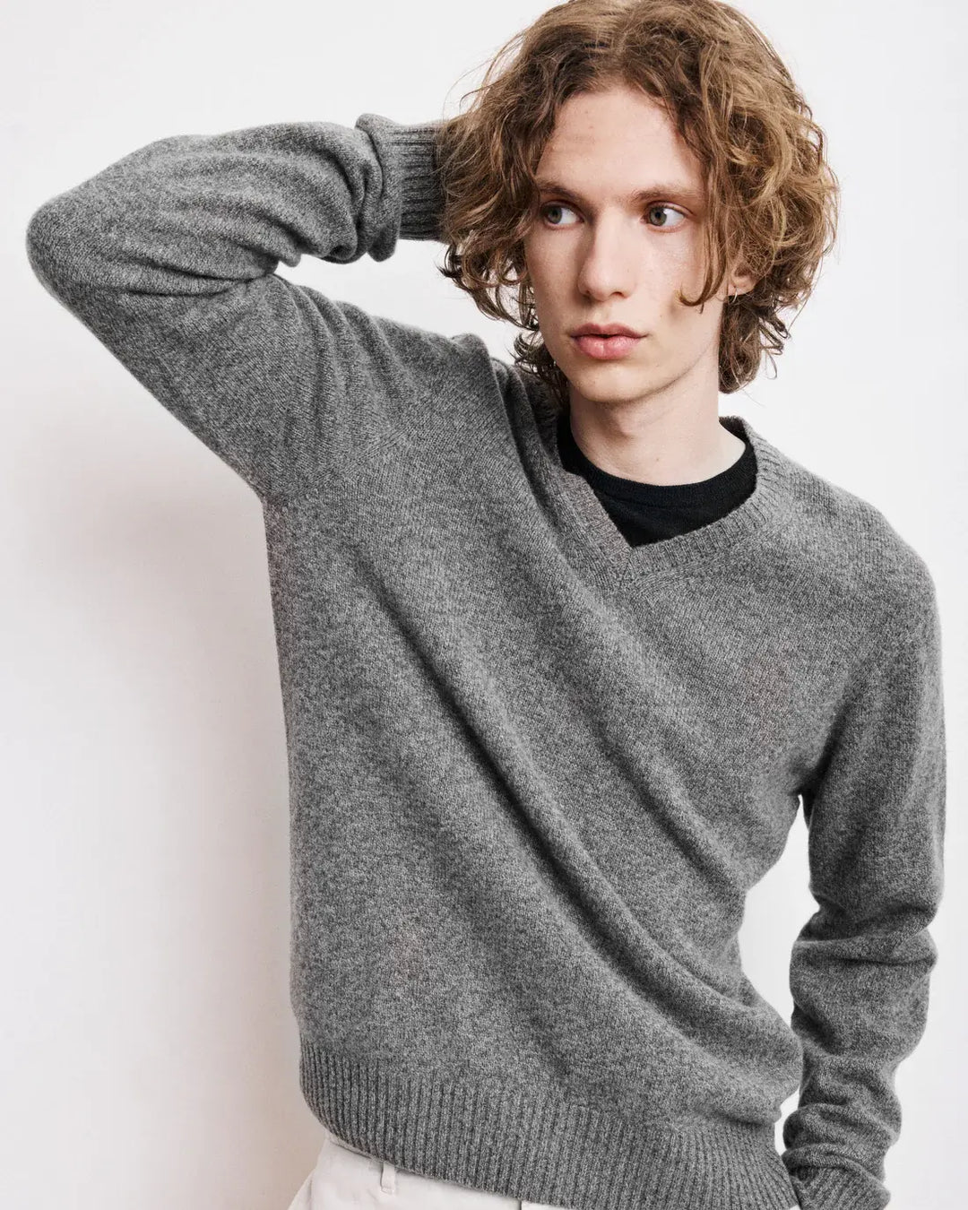 HARTFORD SEAMLESS V-NECK WOOL SWEATER