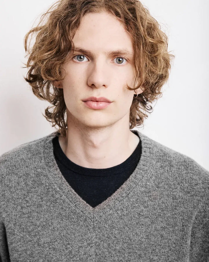 HARTFORD SEAMLESS V-NECK WOOL SWEATER