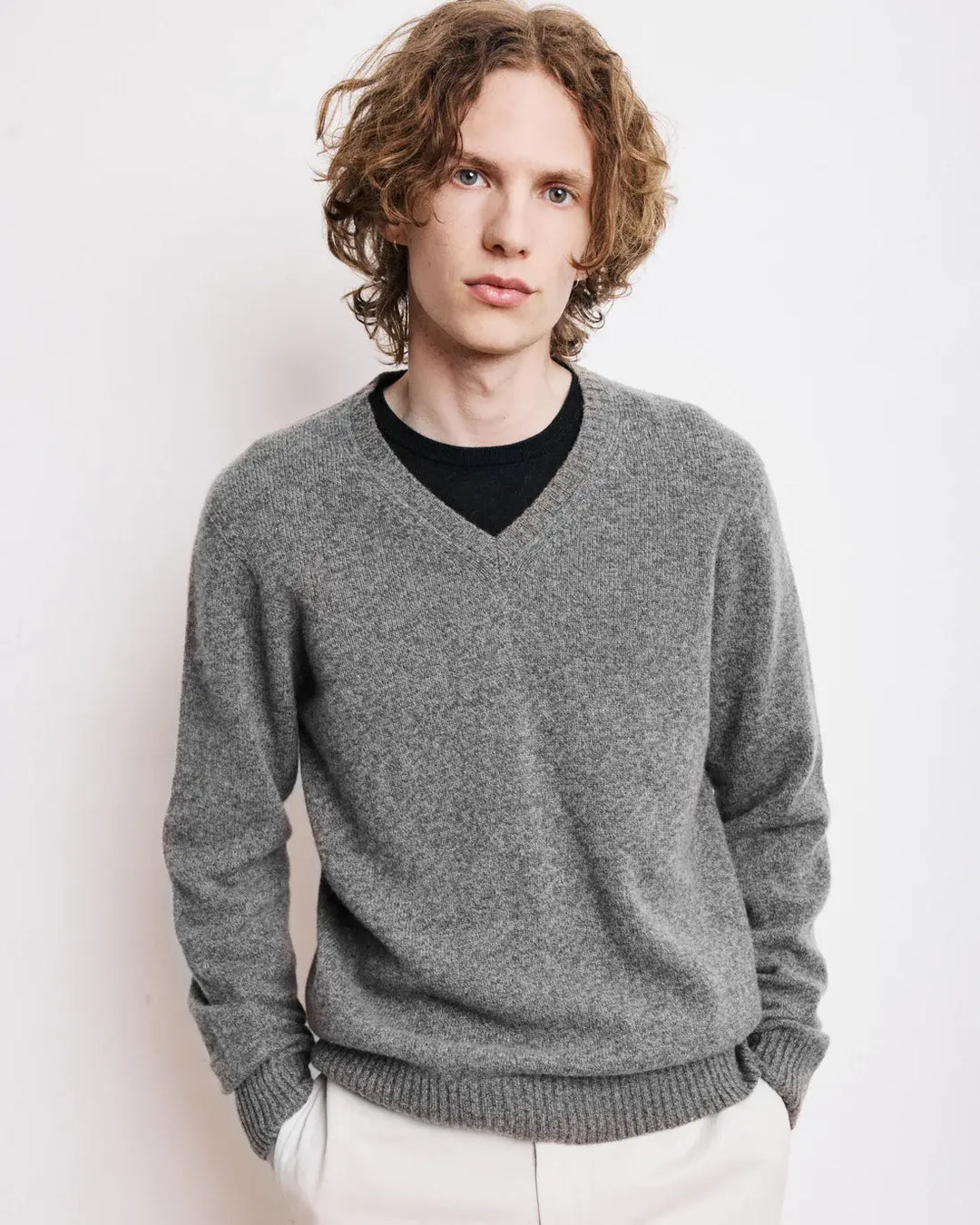 HARTFORD SEAMLESS V-NECK WOOL SWEATER